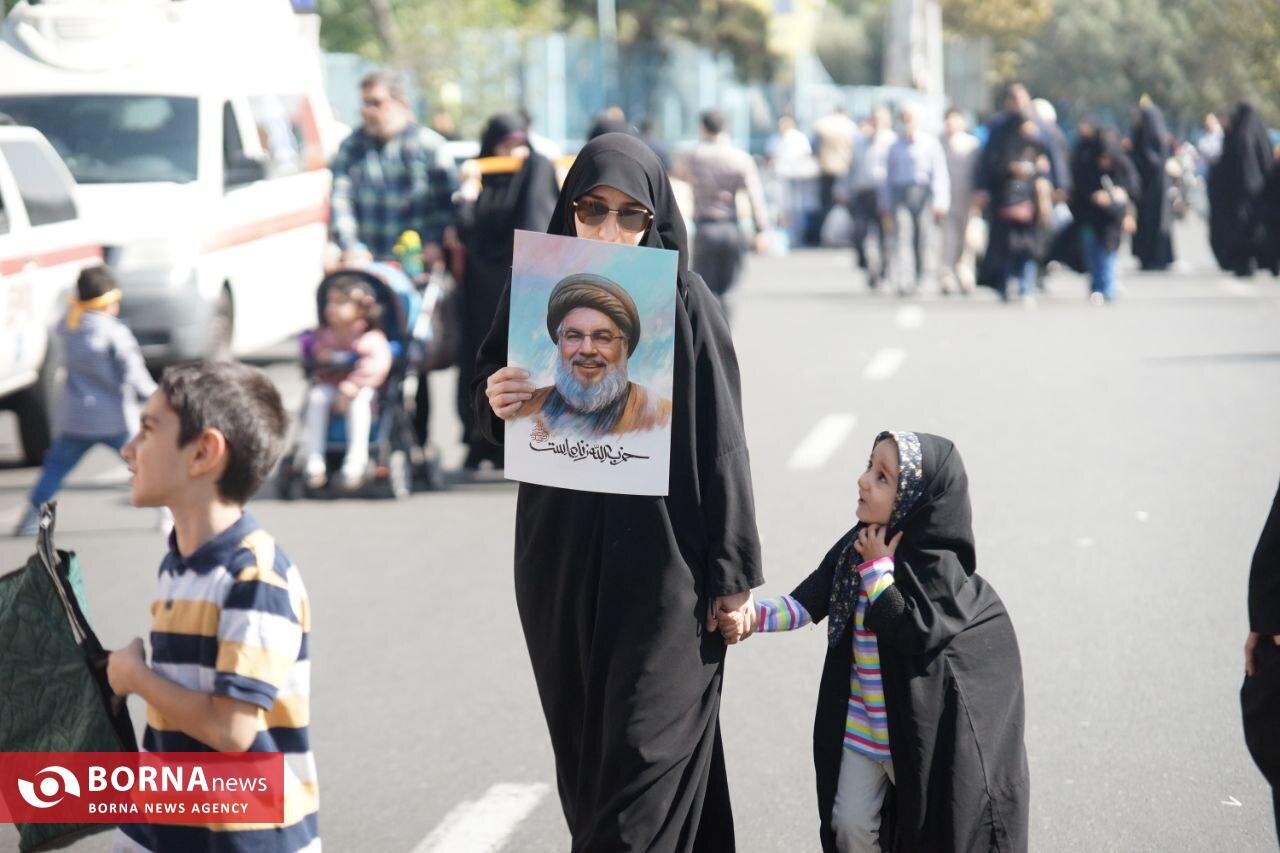 روایتهای کمتر شنیده شده از نماز جمعه تاریخی تهران | مادر شهیدی که با تخت بیمارستانی خود را به مصلی رساند