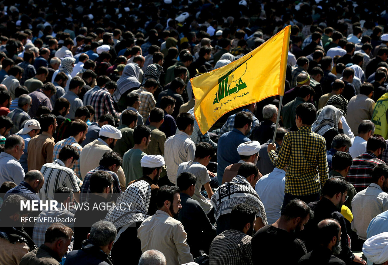 روایتهای کمتر شنیده شده از نماز جمعه تاریخی تهران | مادر شهیدی که با تخت بیمارستانی خود را به مصلی رساند