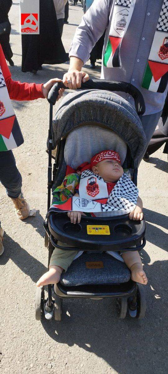 روایتهای کمتر شنیده شده از نماز جمعه تاریخی تهران | مادر شهیدی که با تخت بیمارستانی خود را به مصلی رساند