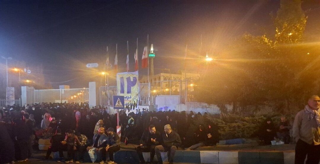 روایتهای کمتر شنیده شده از نماز جمعه تاریخی تهران | مادر شهیدی که با تخت بیمارستانی خود را به مصلی رساند