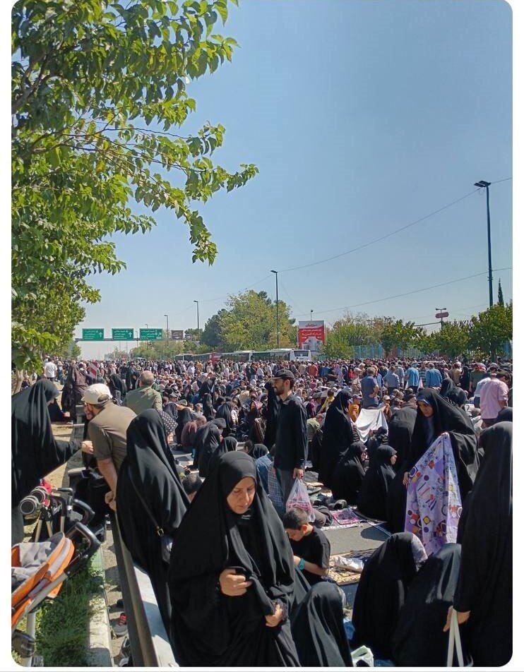 روایتهای کمتر شنیده شده از نماز جمعه تاریخی تهران | مادر شهیدی که با تخت بیمارستانی خود را به مصلی رساند