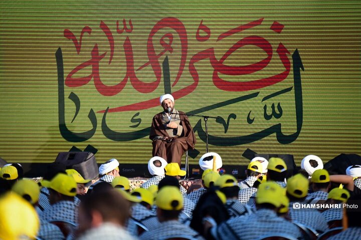 مراسم بزرگداشت شهید حسن نصراله توسط نوجوانان ایرانی