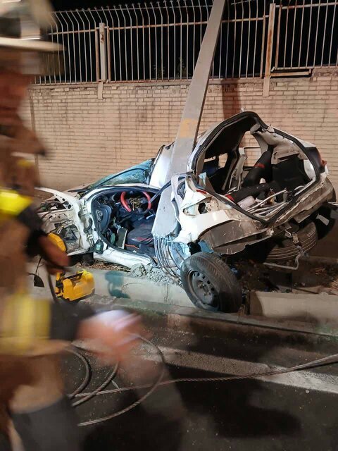 کشته شدن چند دختر و پسر براثر برخورد با تیر برق + تصاویر 2 برخورد هولناک پژو ۲۰۶ با تیر | برق ۴ دختر و پسر جوان کشته و مصدوم شدند + تصاویر صحنه تصادف