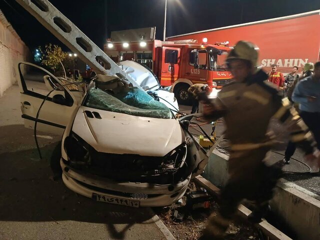 کشته شدن چند دختر و پسر براثر برخورد با تیر برق + تصاویر 1 برخورد هولناک پژو ۲۰۶ با تیر | برق ۴ دختر و پسر جوان کشته و مصدوم شدند + تصاویر صحنه تصادف