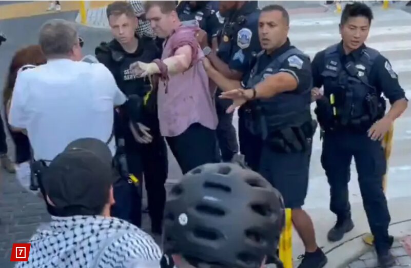 تصاویر خودسوزی خبرنگار آمریکایی حامی غزه ؛ قاب هولناک از دست های شعله ور