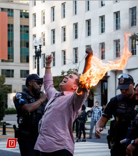 تصاویر خودسوزی خبرنگار آمریکایی حامی غزه ؛ قاب هولناک از دست های شعله ور