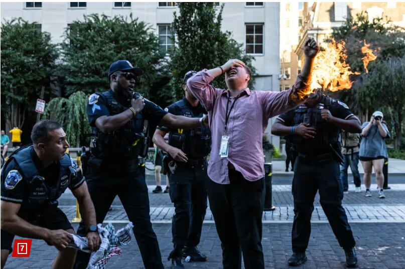 تصاویر خودسوزی خبرنگار آمریکایی حامی غزه ؛ قاب هولناک از دست های شعله ور