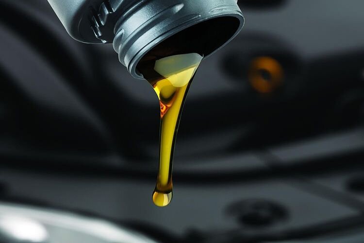 چه زمانی روغن موتور خودرو را عوض کنیم؟ ؛ نحوه تشخیص زمان تعویض روغن موتور | راههای افزایش کارکرد روغن موتور