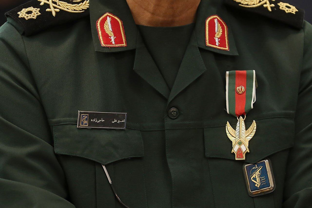 قابهایی از سردار حاجیزاده پس از دریافت نشان فتح