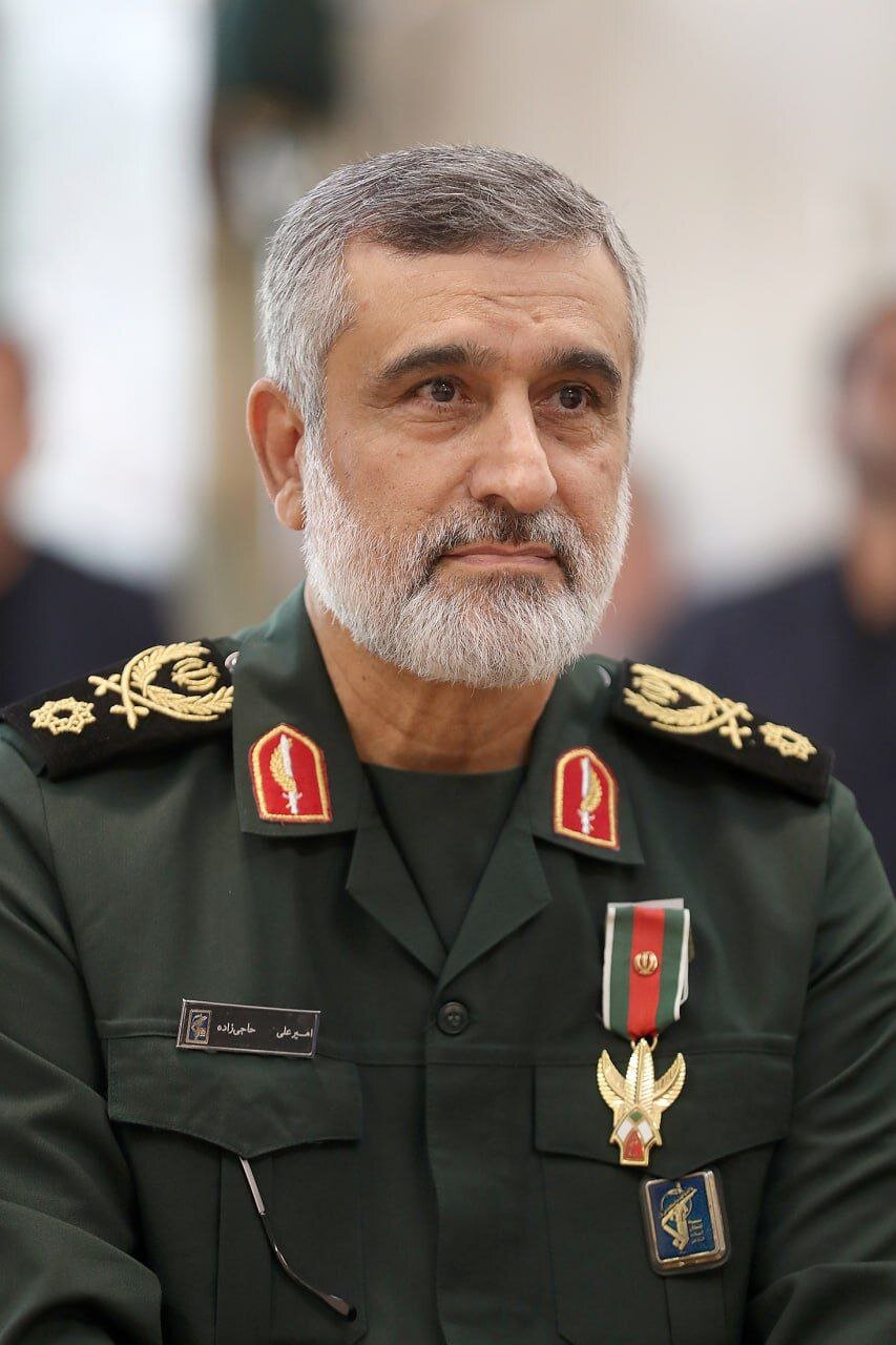 قابهایی از سردار حاجیزاده پس از دریافت نشان فتح