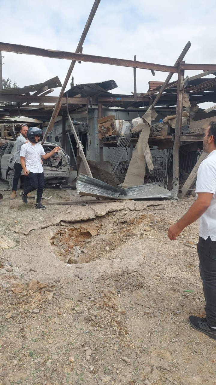 خسارت اصابت موشکهای القسام به هولون اشغالی ؛ ۲ صهیونیست زخمی شدند | تصاویر