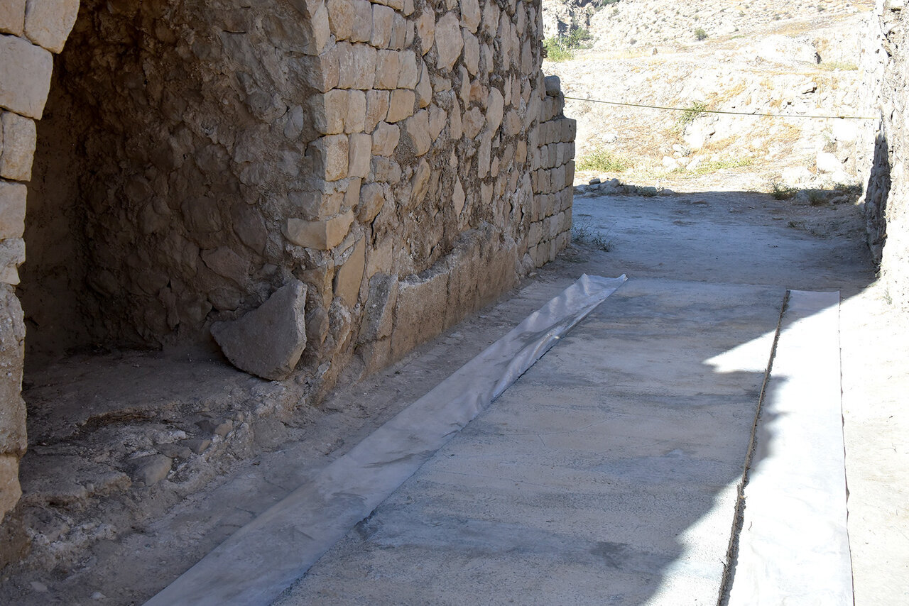 در میراث جهانی ایران بتنریزی کردند | تصاویر اقدام باورنکردنی برای مرمت شهر جهانی بیشابور | در تخت جمشید هم بتن ریختیم جواب داد !