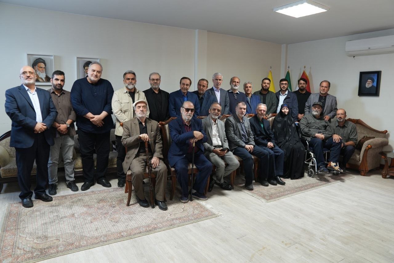 هنرمندان به دیدار نماینده حزبالله در ایران رفتند + عکس