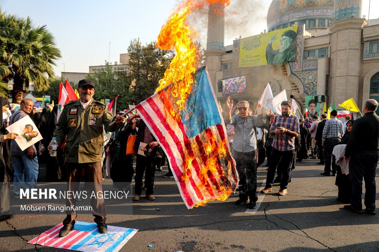 آتش زدن پرچم آمریکا و اسرائیل در تهران | تصاویر