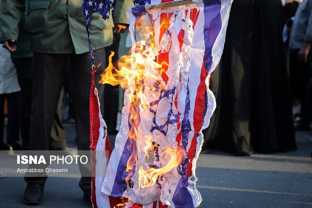 آتش زدن پرچم آمریکا و اسرائیل در تهران | تصاویر