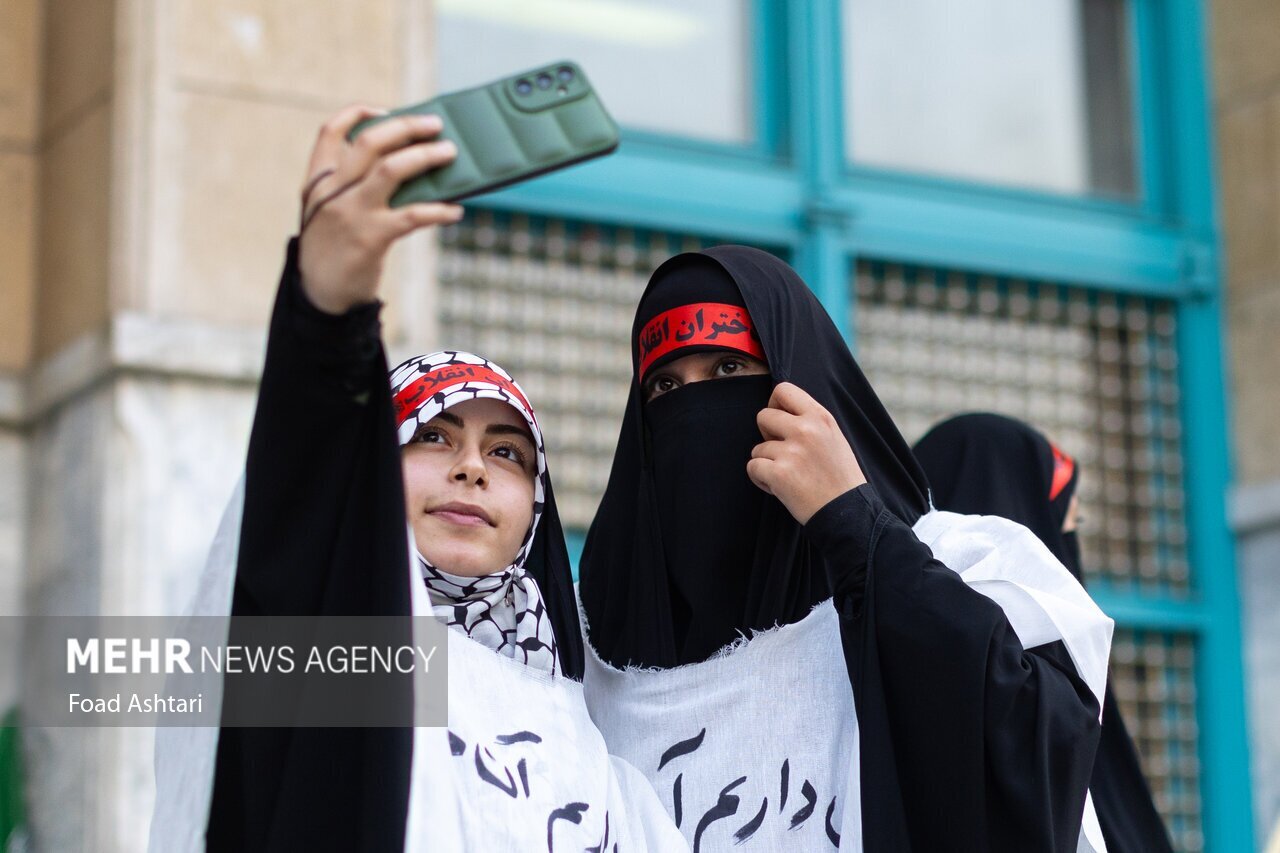 کفنپوشی زنان و دختران تهرانی در میدان فلسطین | تصاویر