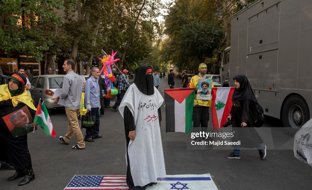 کفنپوشی زنان و دختران تهرانی در میدان فلسطین | تصاویر