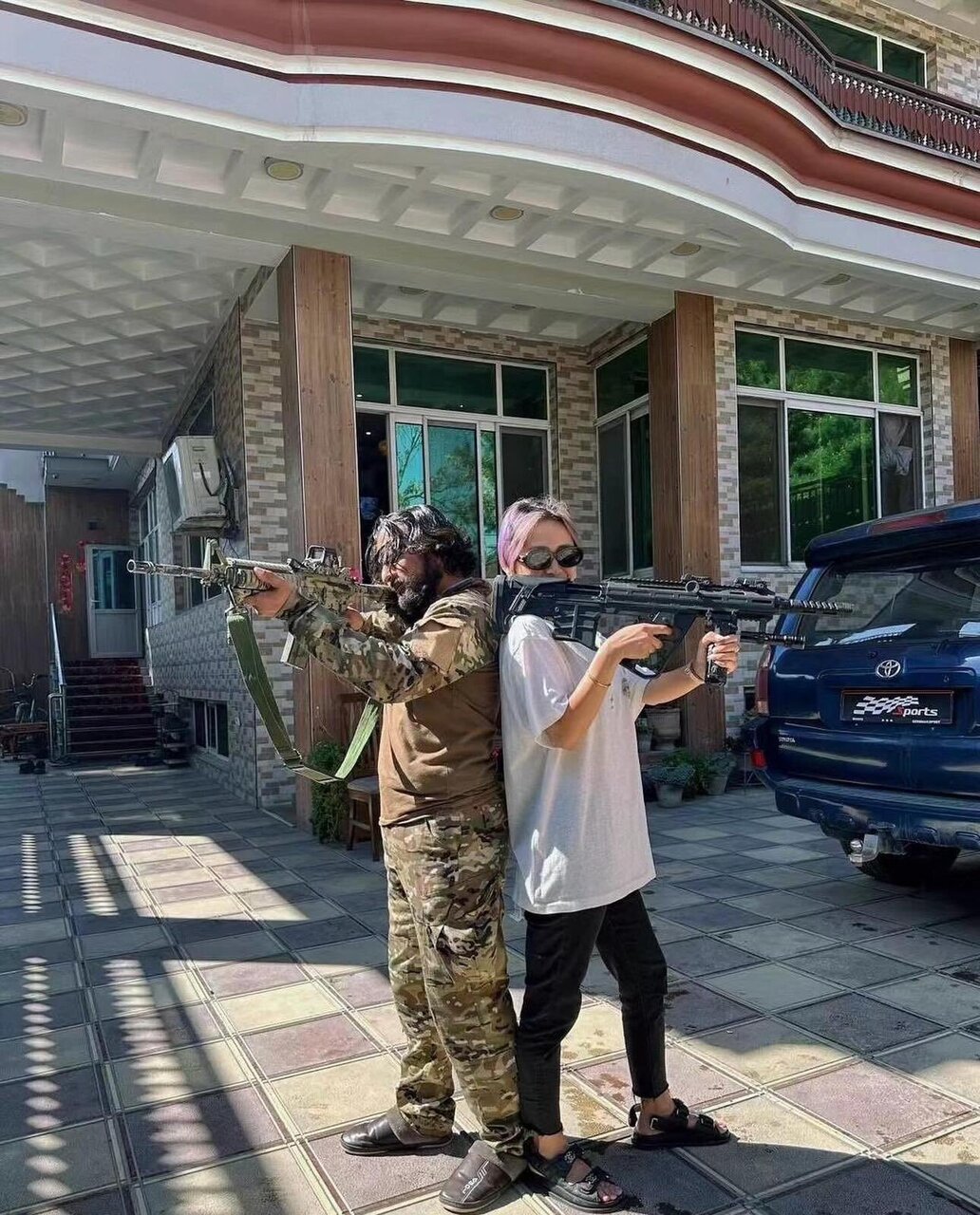 دختران جوان چینی در کنار جنگجویان طالبان! ؛ عکسهایی که جنجالی شد