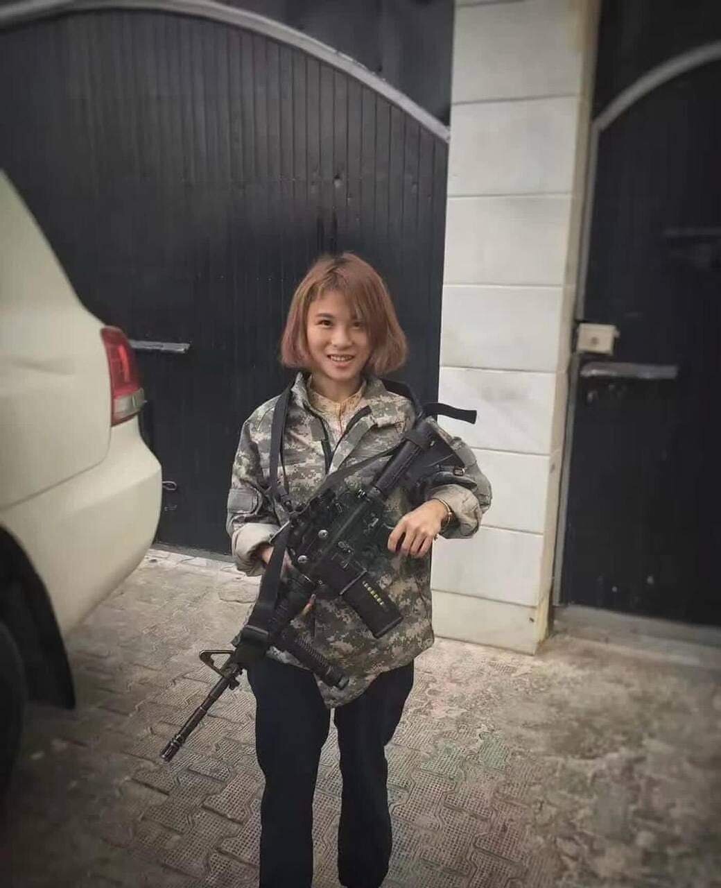 دختران جوان چینی در کنار جنگجویان طالبان! ؛ عکسهایی که جنجالی شد