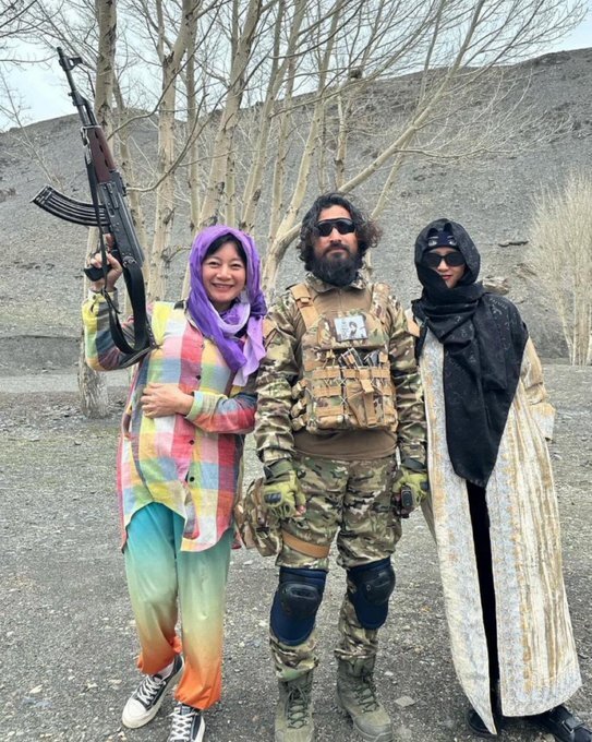 دختران جوان چینی در کنار جنگجویان طالبان! ؛ عکسهایی که جنجالی شد