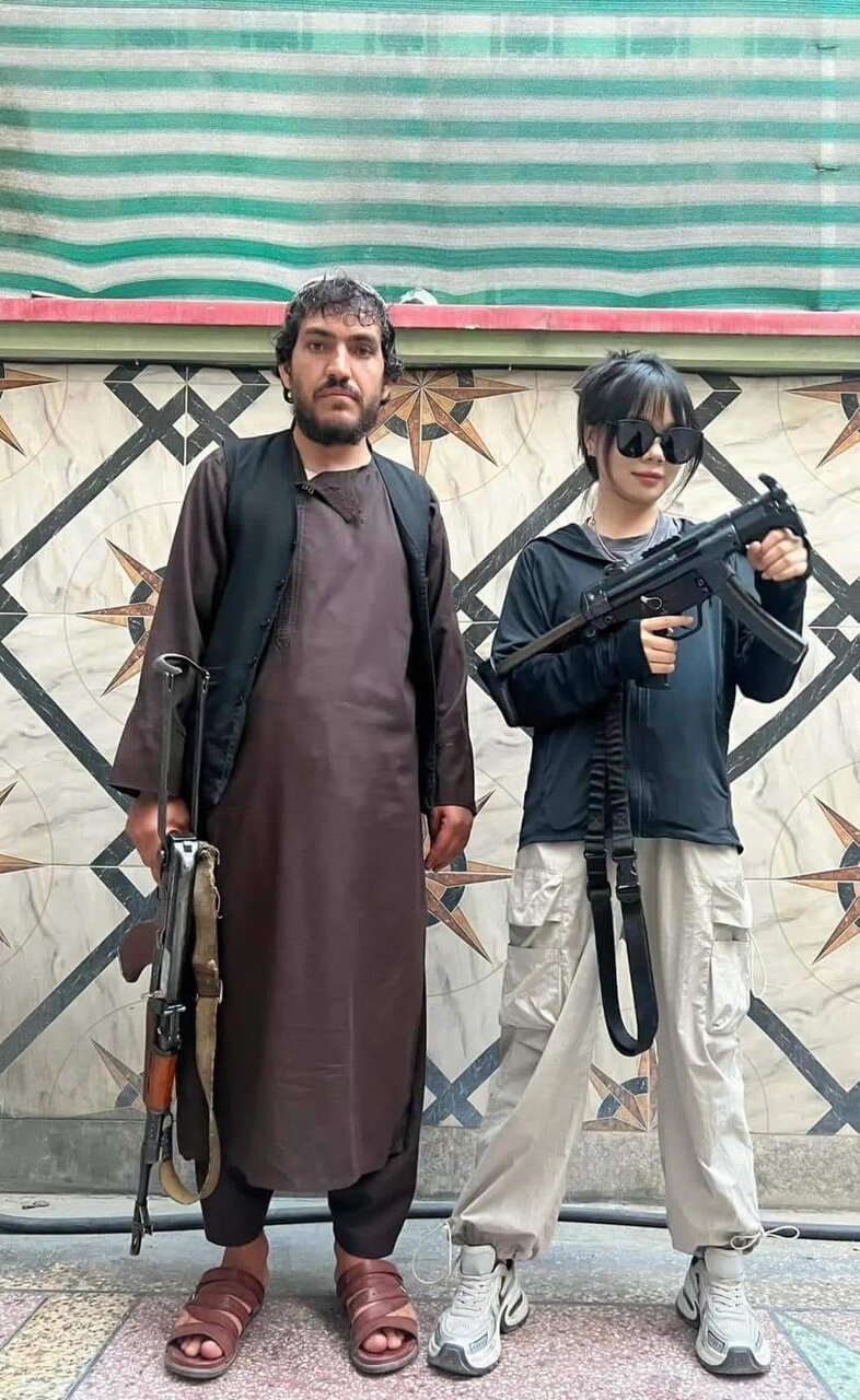 دختران جوان چینی در کنار جنگجویان طالبان! ؛ عکسهایی که جنجالی شد