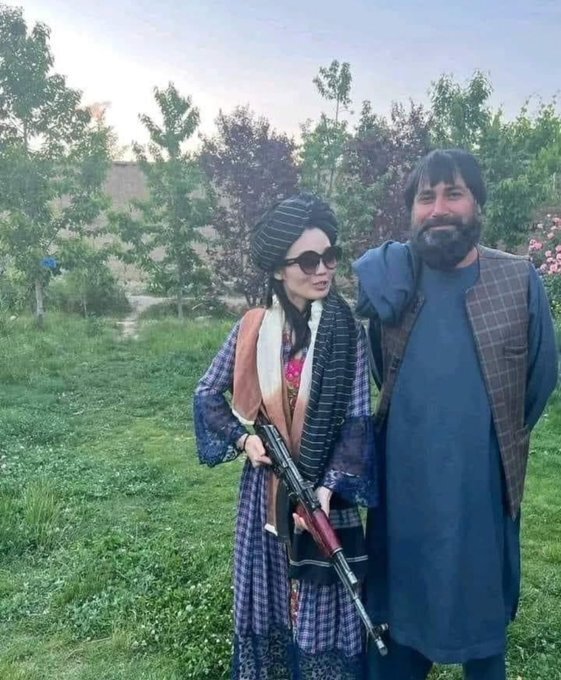 دختران جوان چینی در کنار جنگجویان طالبان! ؛ عکسهایی که جنجالی شد