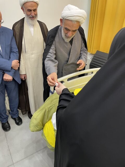 عکس | هدیه رهبر انقلاب به دست سفیر مجروح ایران در لبنان رسید