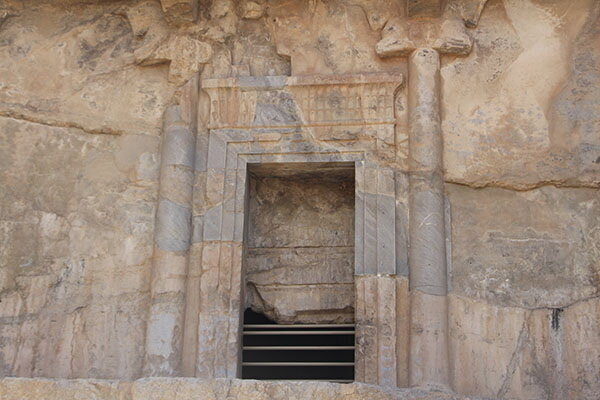 وضعیت وخیم سقف آرامگاه پادشاه هخامنشی | تصاویر