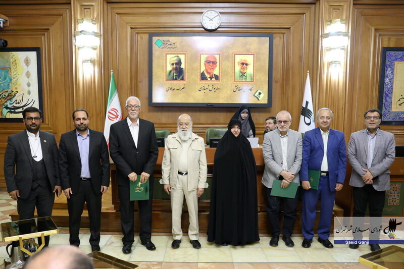 اتوبوسهای ۳ کابین به تهران میرسند | تراموای چینی در مسیر پایتخت