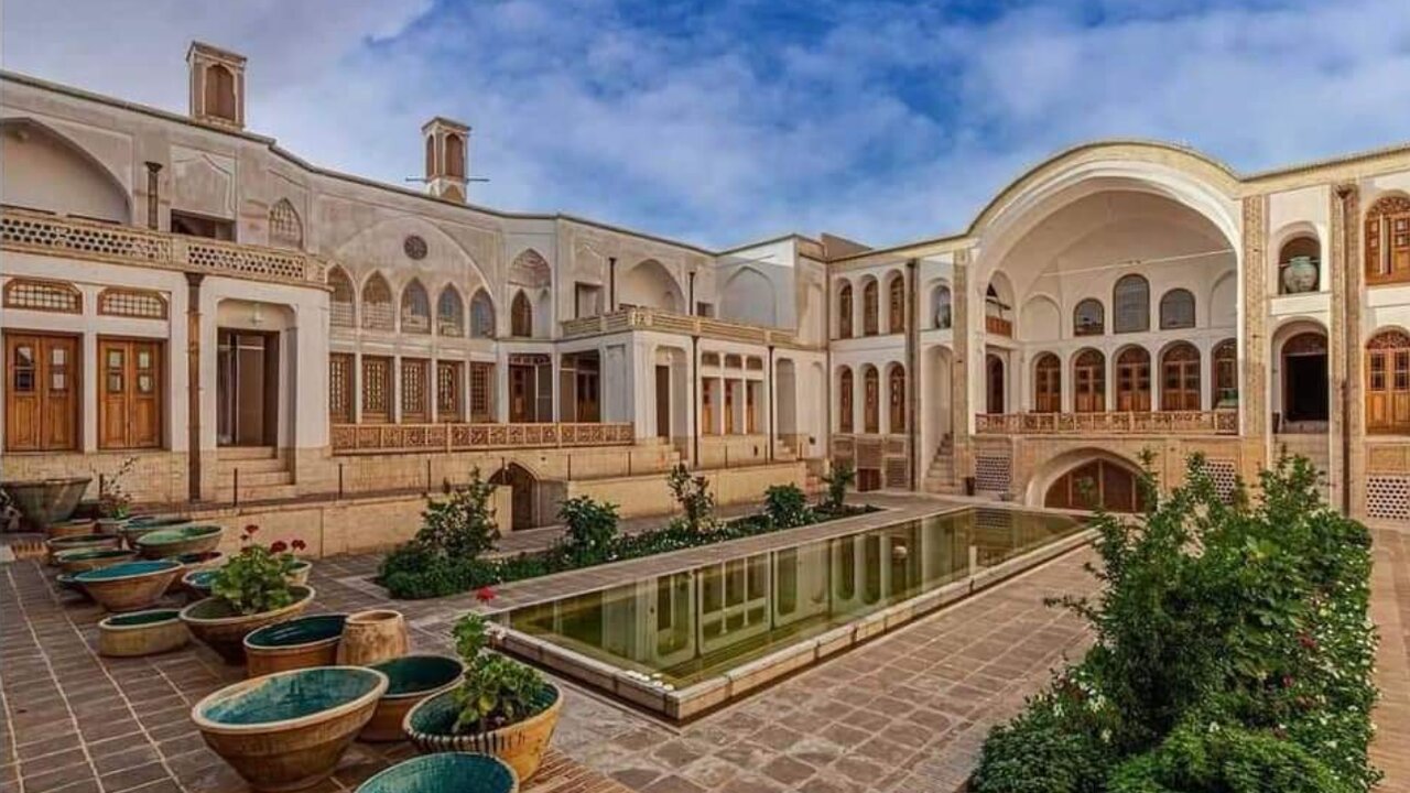 شما هم کاخ نشین شوید | خانهها و عمارتهای قدیمی ایران که حالا تبدیل به هتل و اقامتگاه شده اند