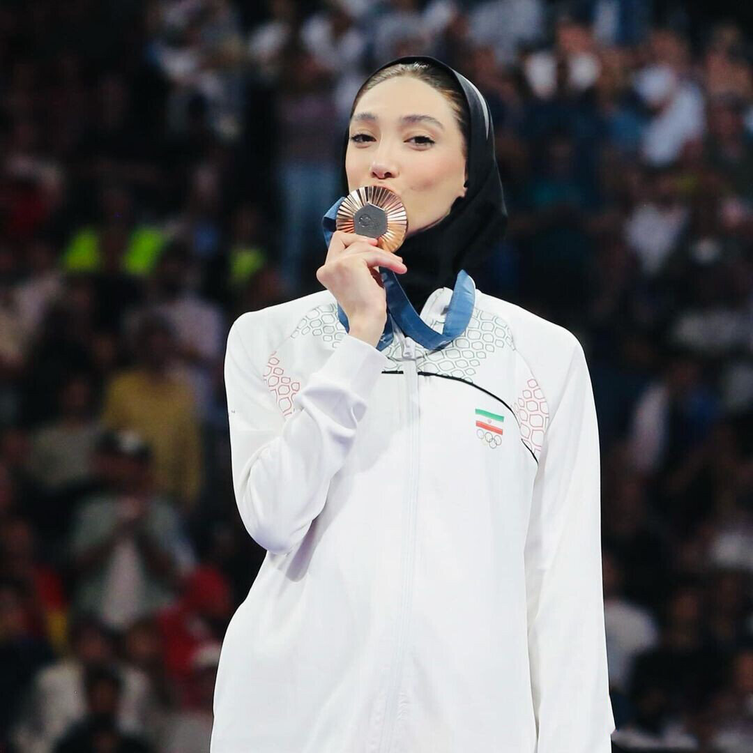 مبینا نعمت زاده: عمل زیبایی نکردم اما خوشتیپ بودن برایم مهم است | پرسپولیسی هستم ولی جشن پرسپولیسیها نرفتم چون... | عروسک خیلی دوست دارم!