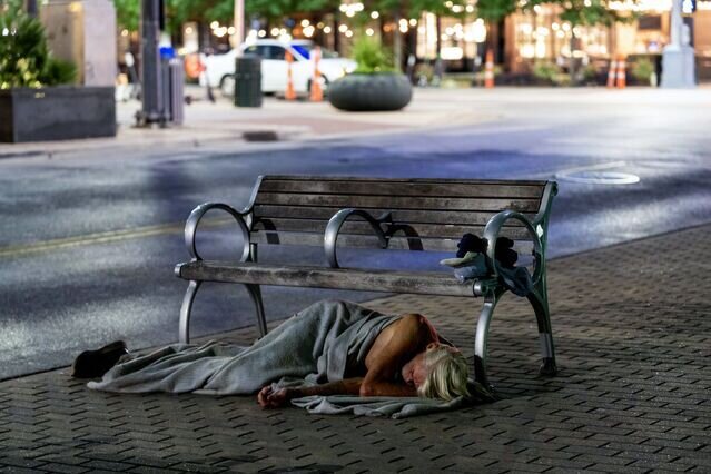 معماری خصمانه؛ وقتی فضاها علیه مردم طراحی میشوند! + عکس