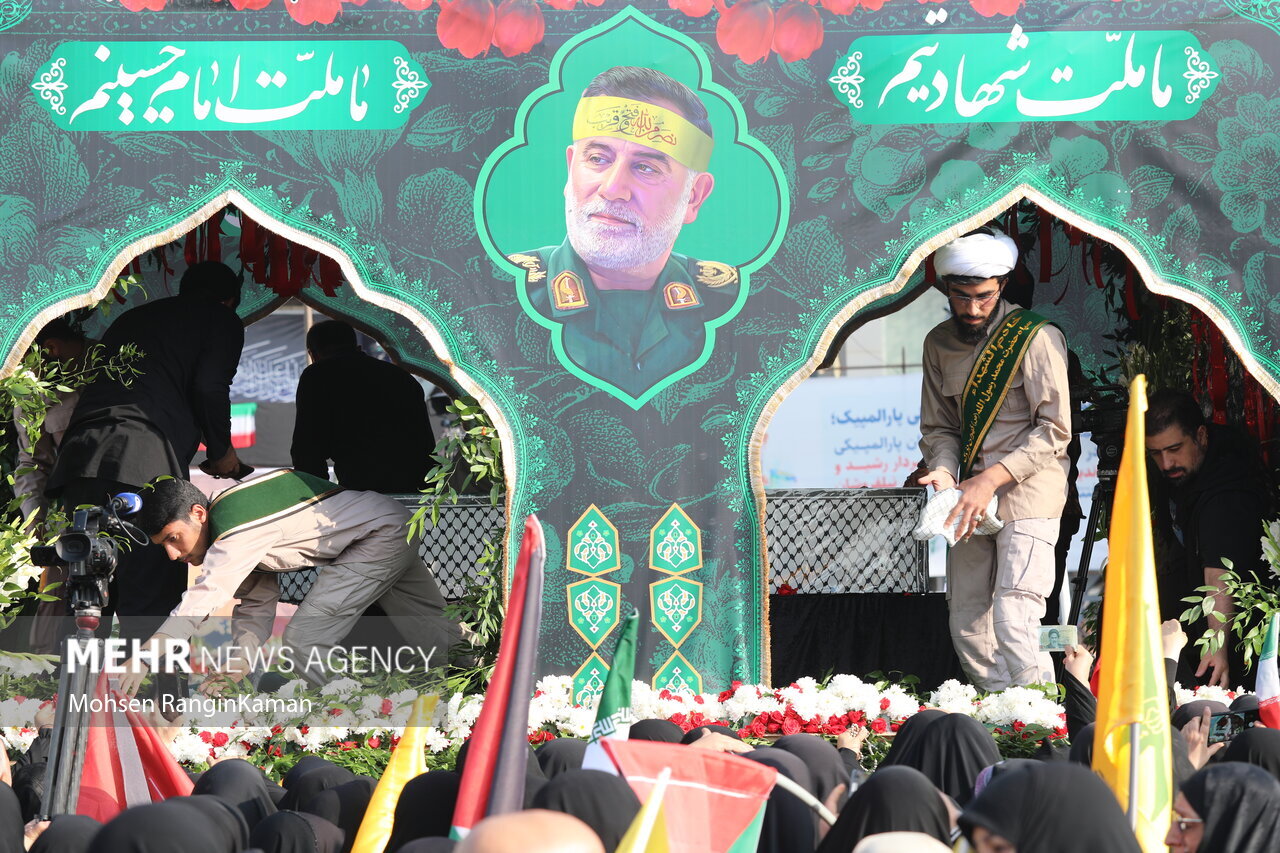 حاشیه های دیدنی از تشییع پیکر سردار نیلفروشان | تصاویر