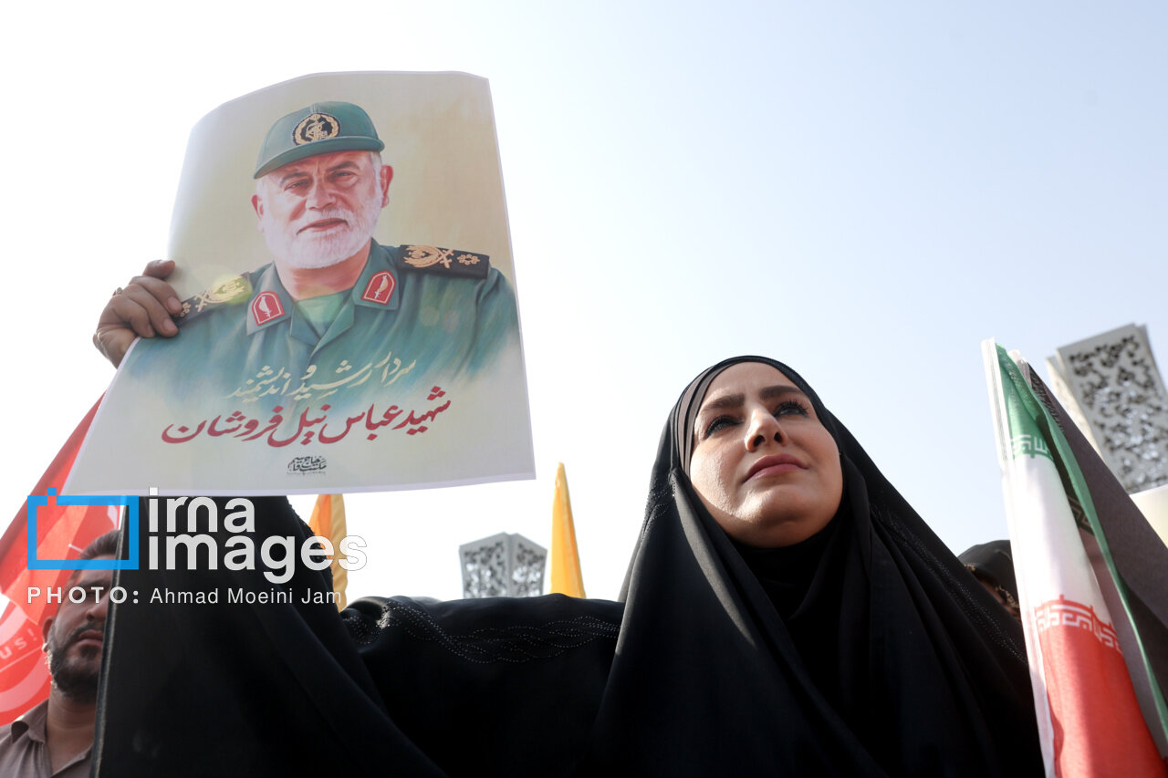 حاشیه های دیدنی از تشییع پیکر سردار نیلفروشان | تصاویر