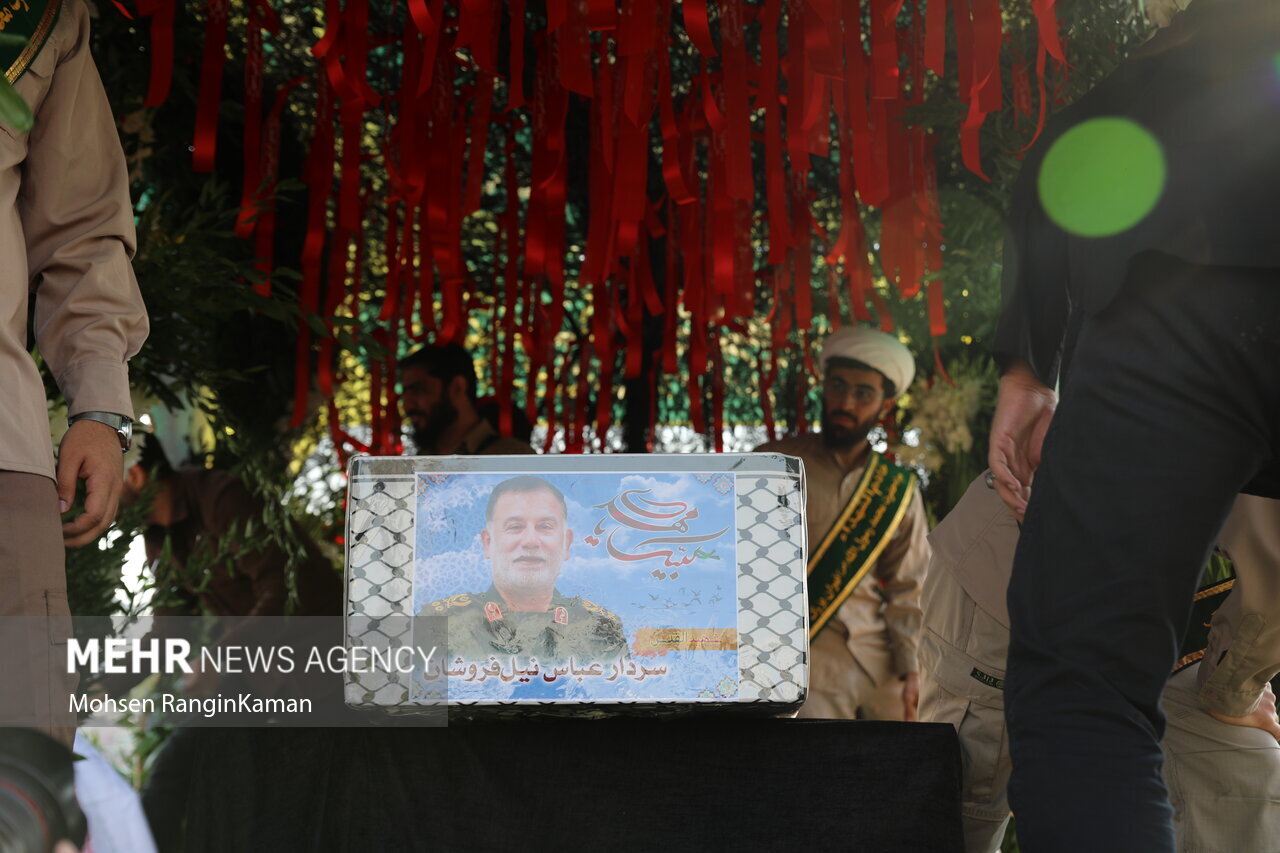 حاشیه های دیدنی از تشییع پیکر سردار نیلفروشان | تصاویر