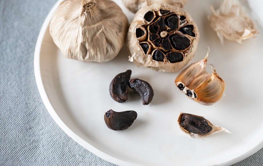 طریقه مصرف سیر سیاه ؛ خواص شگفتانگیز سیر سیاه را بشناسید | سیر سیاه برای چه کسانی ضرر دارد ؟