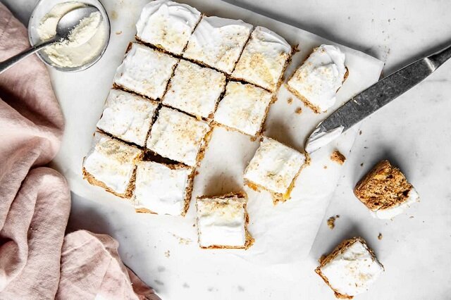 کیک نارگیلی لقمهای؛ یک میان وعده خوشمزه برای بچه مدرسه ای ها