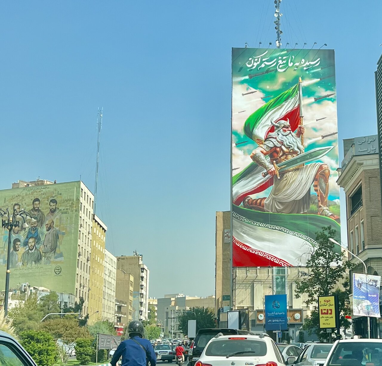 پرچم ایران در دست رستم ؛ ترکیب جالب موشکهای ایرانی با شاهنامه فردوسی در میدان مهم پایتخت + عکس