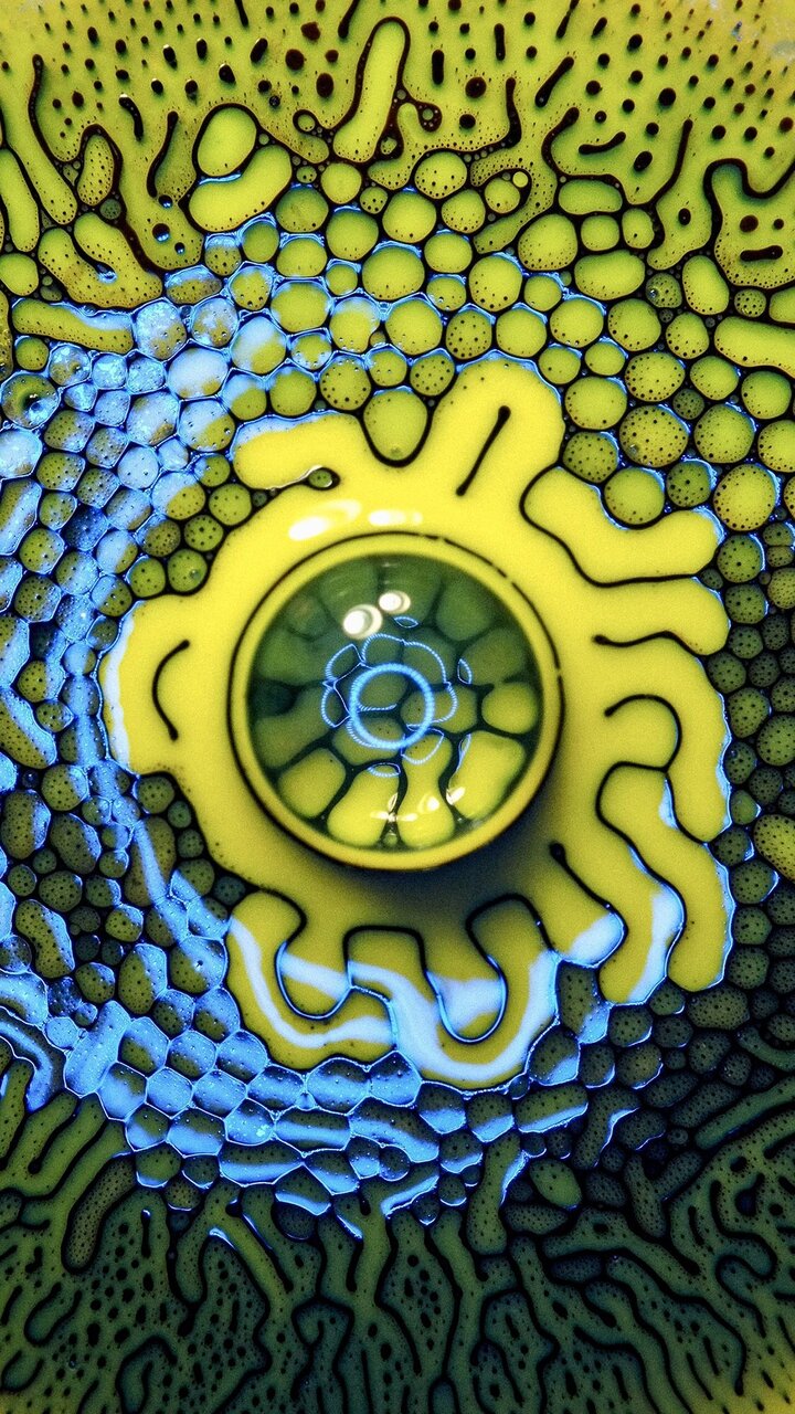 هنری عجیب و انتزاعی که به سرعت محبوب شد ؛ با کازمدرنیسم آشنا شوید + فیلم و عکس