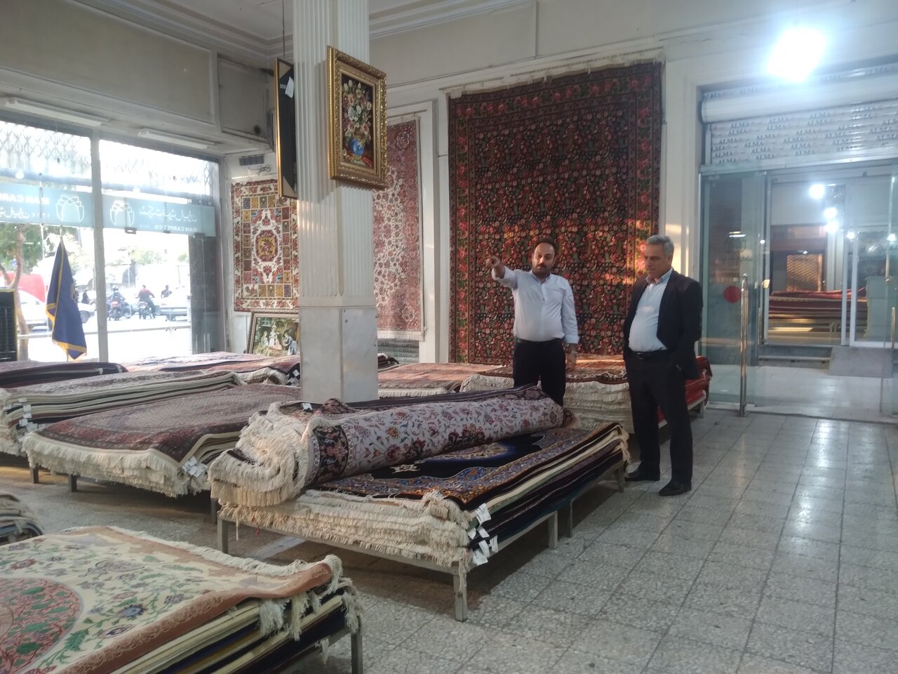 چوب حراج به فرش دستبافت ایرانی | در حراج فرش چه می گذرد؟