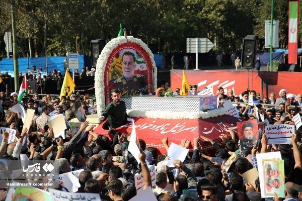 سنگ تمام برای سردار؛ اصفهان به احترام تمامقد ایستاد | بیتالغزل شعارها چه بود؟ | جوانان لباس رزم بر تن، پرچم خونخواهی در دست گرفتند