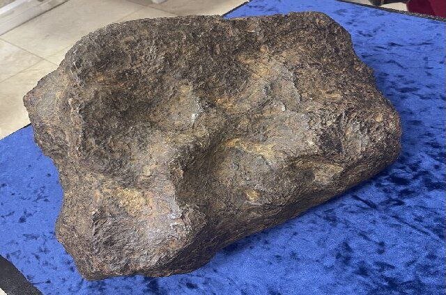 رونمایی از شهابسنگ ۱۰۰ کیلویی در برج آزادی تهران + عکس و جزئیات