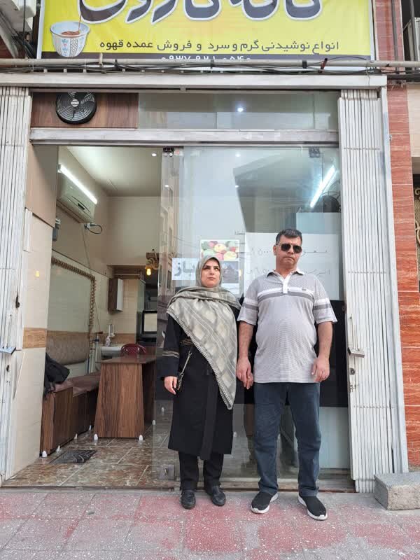 سرو قهوه با چشمان بسته | این کافه را یک زن و شوهر نابینا اداره می کنند