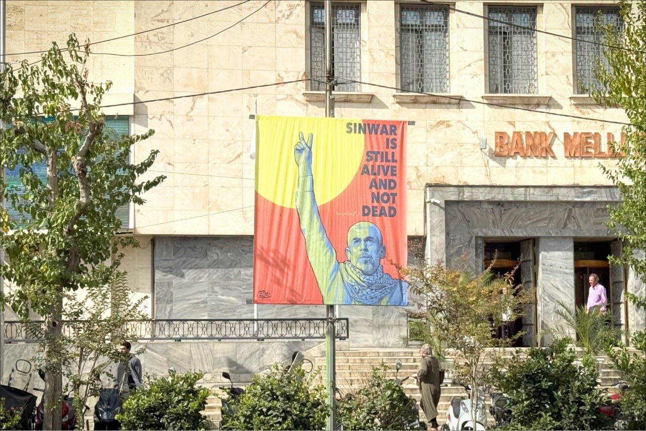 تصاویر شهید یحیی السنوار روبهروی سفارتخانههای اروپایی و عربی