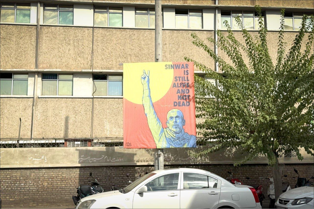 تصاویر شهید یحیی السنوار روبهروی سفارتخانههای اروپایی و عربی