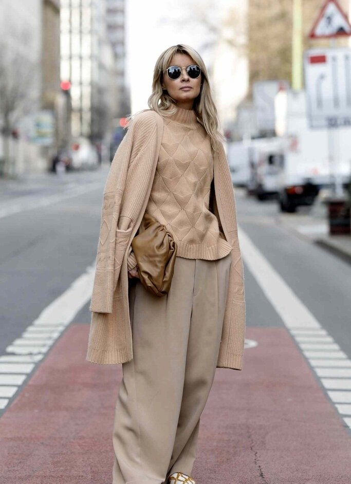 لباسهای پاییزی که شما را قدبلندتر نشان میدهند | ۷ نکته طلایی برای افراد با قد کوتاه