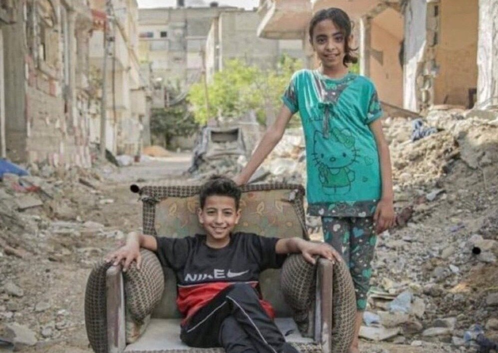 روایت جمعی فلسطینیان از آخرین تصویر نماد مقاومت | وقتی کودکان فلسطینی ژست  یحیی سنوار را بازسازی کردند - همشهری آنلاین