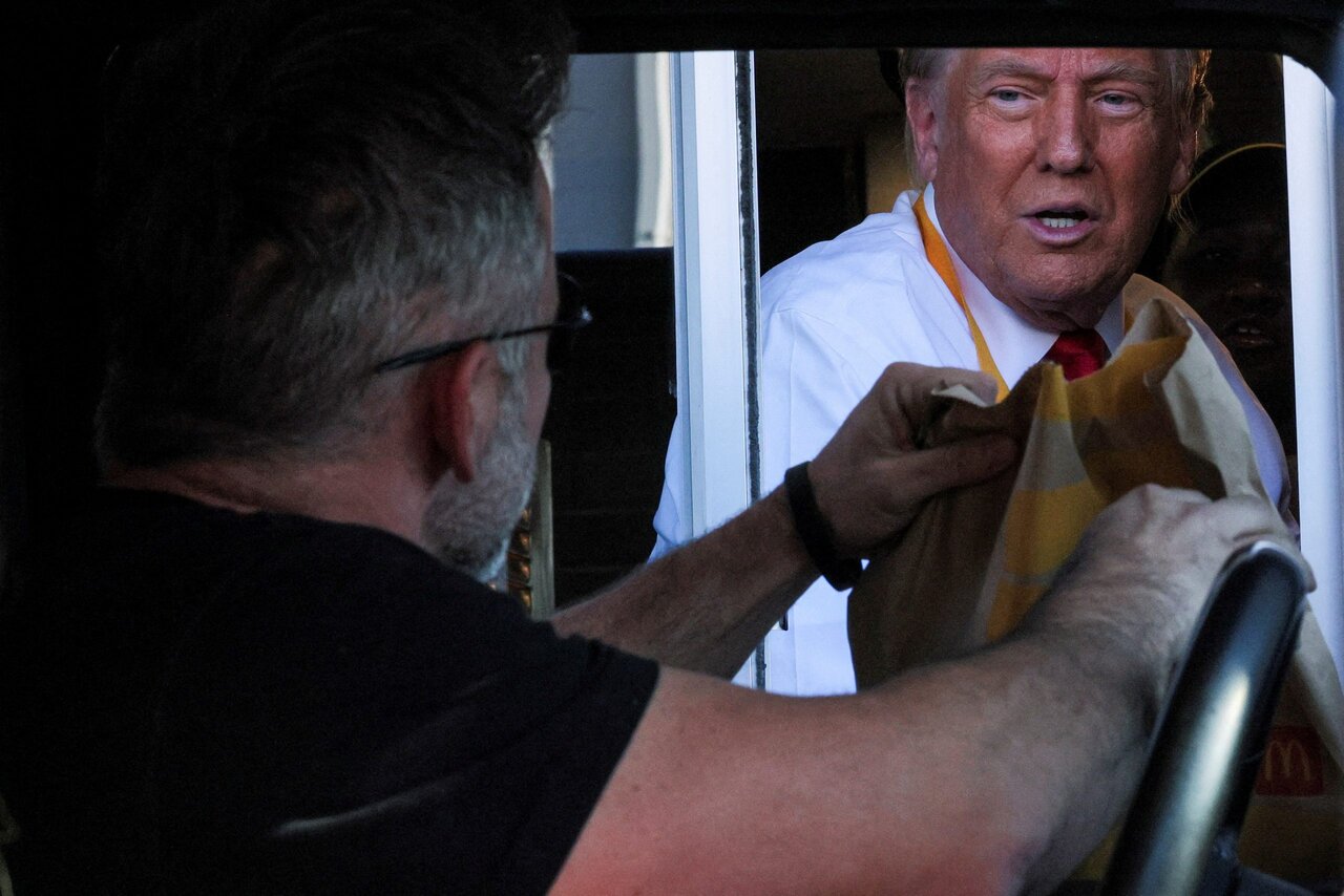 ترامپ درحال کار در رستوران مک دونالد + تصاویر | ماجرا چیست؟