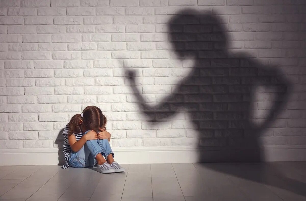 ۷ نشانه والدین هلیکوپتری که آینده کودک را تهدید میکنند