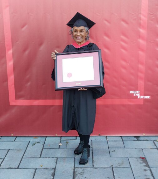 مادربزرگی که در ۸۷ سالگی فارغالتحصیل شد 1 تصویر مادربزرگی که در ۸۷ سالگی فارغالتحصیل شد | این تازه شروع کار برای ما قدیمیهاست